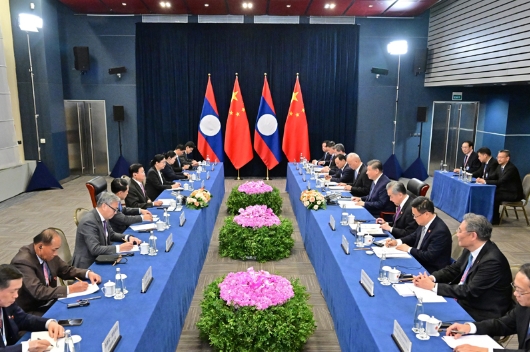 习近平会见老挝人民革命党中央总书记、国家主席通伦2