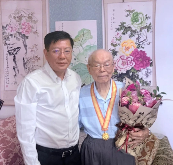 市卫健委党组书记、主任闻大翔看望慰问抗战老同志.jpg